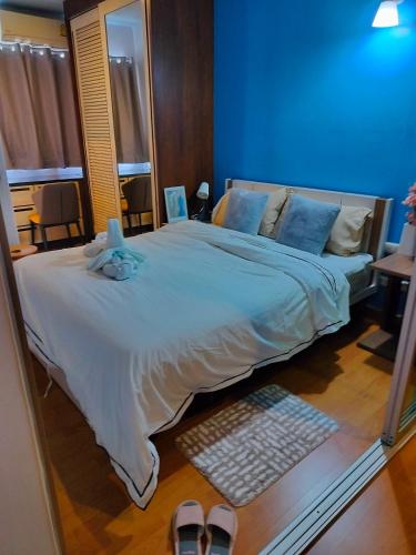 a bedroom with a large white bed and a mirror at ห้องพักสวยแสนสบาย in Ban Chek