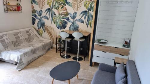 - une chambre avec un lit et un bureau avec des tabourets dans l'établissement Air-conditioned house garden parking pool, à Rognonas