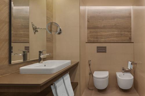 Ein Badezimmer in der Unterkunft Fujairah Rotana Resort & Spa - Al Aqah Beach