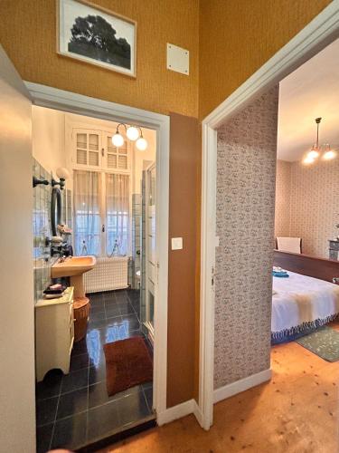 Cet appartement comprend une chambre avec un lit et une salle de bains. dans l'établissement La Maison de Charles, à Montauban