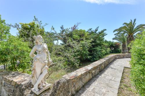 Κήπος έξω από το Appartamenti Castle