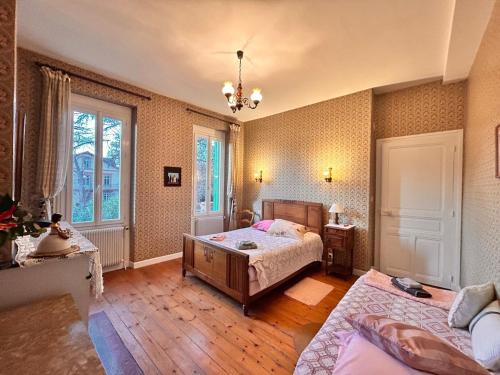 une chambre avec deux lits et une fenêtre dans l'établissement La Maison de Charles, à Montauban