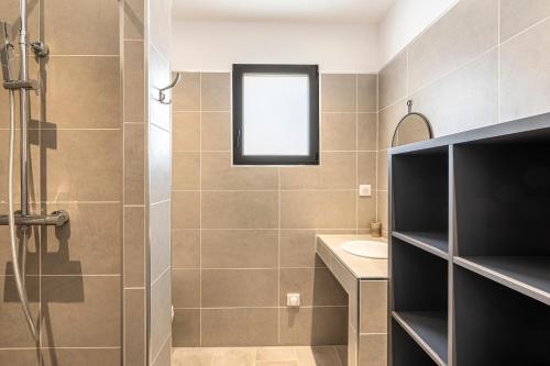 une salle de bain avec douche et lavabo dans l'établissement Ô Loupiots - joli duplex climatisé à Porticcio, à Grosseto-Prugna