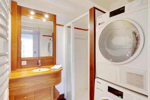 une salle de bain avec un lavabo et un miroir dans l'établissement Écrin Privé au Parc Monceau, à Paris