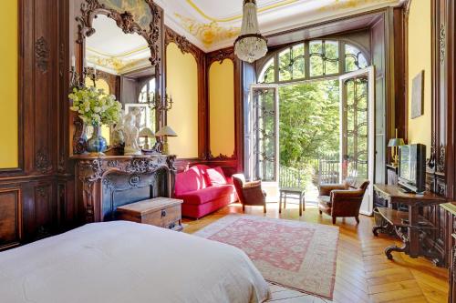 une chambre avec un lit et un salon dans l'établissement Écrin Privé au Parc Monceau, à Paris