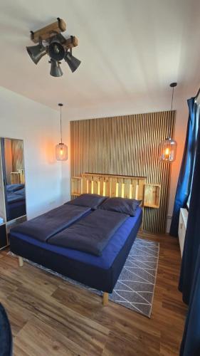 a bedroom with a bed and a ceiling fan at Gutenacht Bahnhof in Weimar