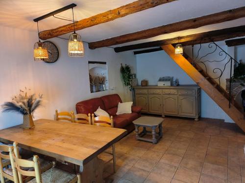 un salon avec un canapé et une table dans l'établissement Mas de Chalvagne Gite confortable pour 5 personnes, à Val-de-Chalvagne