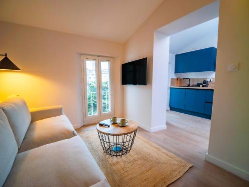 un salon avec un canapé et une table dans l'établissement #402 Heart of Vieil Antibes - Place Nationale-High-End Newly Renovated & Furnished Appartment, à Antibes