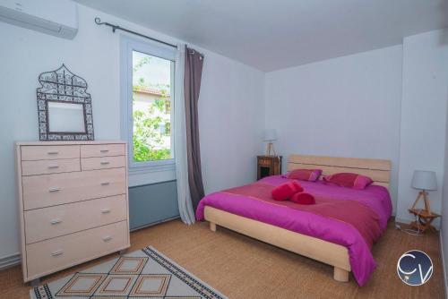 une chambre avec un lit, une commode et une fenêtre dans l'établissement Maison entière à 300m du centre, à LʼIsle-sur-la-Sorgue