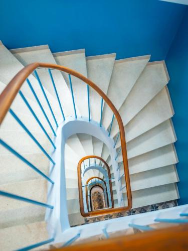 - un escalier en colimaçon dans un bâtiment doté d'un plafond bleu dans l'établissement #402 Heart of Vieil Antibes - Place Nationale-High-End Newly Renovated & Furnished Appartment, à Antibes