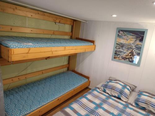 - une chambre avec 2 lits superposés dans un bateau dans l'établissement EN VENDEE à saint hilaire de riez DUPLEX 4/6pers, à Saint-Hilaire-de-Riez