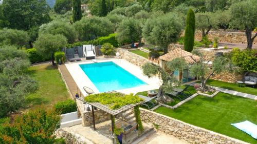 - une vue aérienne sur la piscine dans le jardin dans l'établissement Villa Plen Souleù - Vue époustouflante - Luxe et authenticité, à Cabris