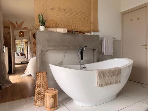 La salle de bains est pourvue d'une baignoire blanche. dans l'établissement Villa Plen Souleù - Vue époustouflante - Luxe et authenticité, à Cabris