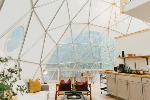 ein Raum mit einer großen Glaskuppeldecke in der Unterkunft "Home Sweet Dome" MODERN TREEHOUSE STAY w/ Hot Tub in Rogers