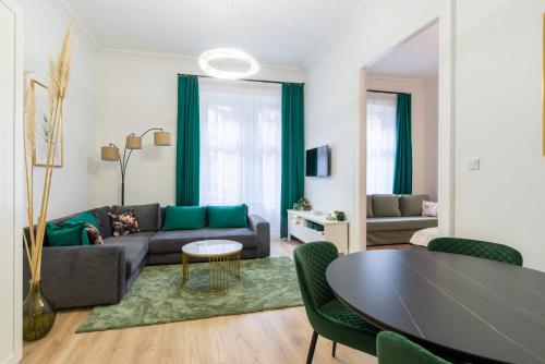 Rose-modern, central, quiet, Heroes' Square