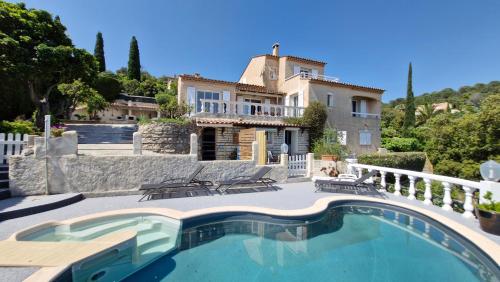 une maison avec une piscine devant une maison dans l'établissement L'éveil Marin, à Roquebrune-sur Argens