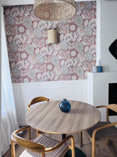 une salle à manger avec une table et des chaises en bois dans l'établissement Petite maison de charme, à Châtelaudren-Plouagat