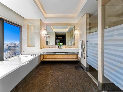Una cama o camas en una habitación de Fairmont Amman