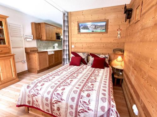 A bed or beds in a room at Charmant Studio Montagne Rénové, 4 Pers, Balcon Sud, Proche Centre - FR-1-458-106