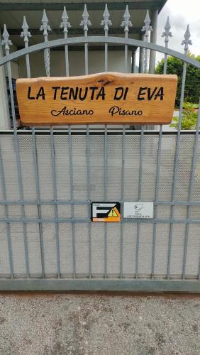 a sign on a fence that reads la temula de evola algebraias pizza at La tenuta di Eva in Pisa