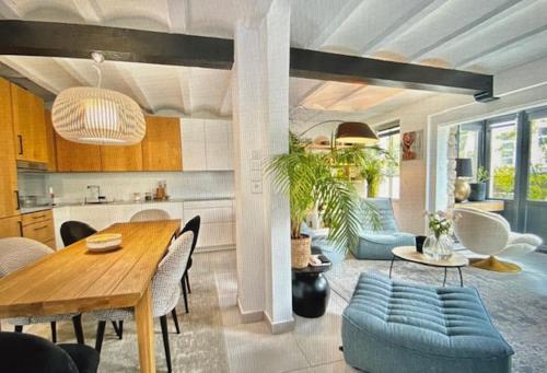 a kitchen and dining room with a table and chairs at L'Attrape Coeur in La Baule