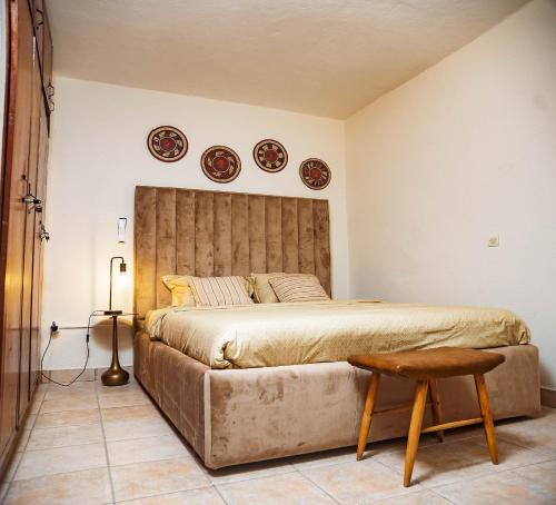 una camera da letto con un letto grande con piatti sul muro di KIMI Home a Douala