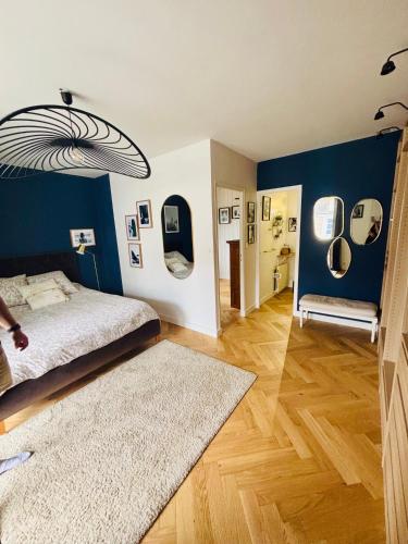 - une chambre avec des murs bleus, un lit et un tapis dans l'établissement L'Attrape Coeur, à La Baule