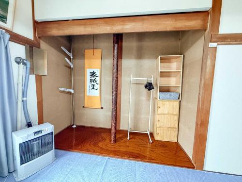 a small room with a shower in a room at Guesthouse EN in Rusutsu