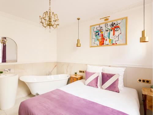 une chambre avec un lit, une baignoire et un lavabo dans l'établissement Merveil - Luxury Suite -ChampsElysees- Florentin I, à Paris