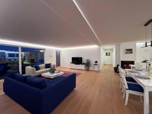 TV a/nebo společenská místnost v ubytování seeglueck SEESEHNSUCHT - Exklusive Ferienwohnung mit Kamin Whirlpool-Badewanne und Seeblick auf der Halbinsel Höri