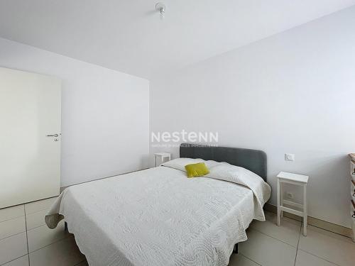 - une chambre blanche avec un lit doté d'un oreiller jaune dans l'établissement 3714-Appartement avec terrasse, à Argelès-sur-Mer