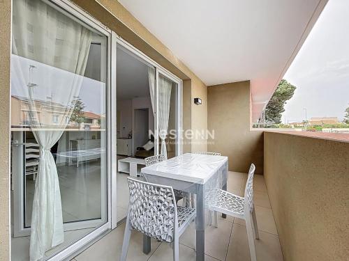 une salle à manger avec une table et des chaises et une fenêtre dans l'établissement 3714-Appartement avec terrasse, à Argelès-sur-Mer
