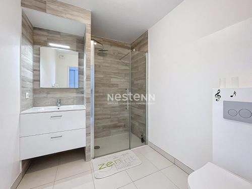 une salle de bain avec douche et lavabo dans l'établissement 3714-Appartement avec terrasse, à Argelès-sur-Mer