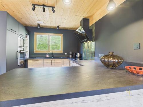 Η κουζίνα ή μικρή κουζίνα στο Chalet METCY 12 pers, Jacuzzi, 8km Gerardmer