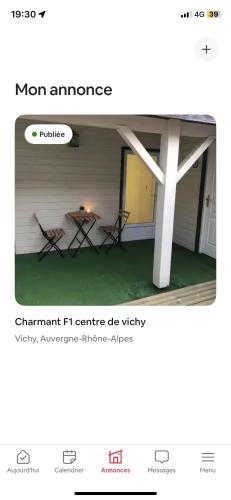 Capture d'écran d'une pièce avec une table dans l'établissement Charmant studio au coeur de Vichy, à Vichy