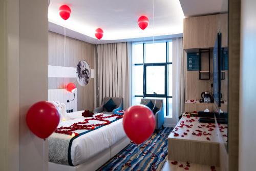 a room with a bed with red balloons on it at فندق زوايا الماسية الدائري in Al Madinah