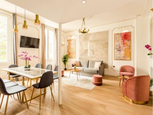 un salon avec une table et des chaises dans l'établissement Merveil - Luxury Suite -ChampsElysees- Florentin I, à Paris