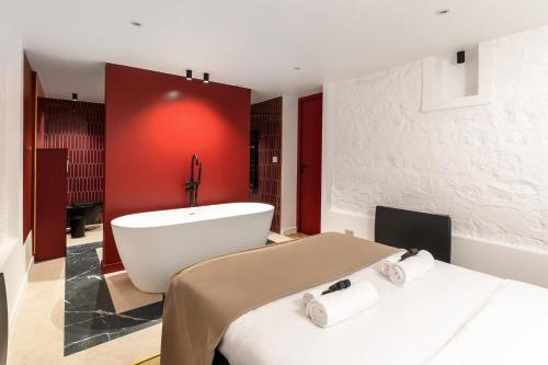 une salle de bain avec deux lits et une baignoire dans l'établissement Duplex de Luxe avec billard et baignoire, à Paris