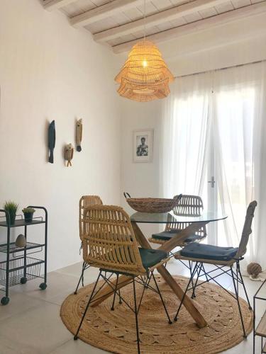 Χώρος καθιστικού στο Dear John, a serene escape near Elia beach