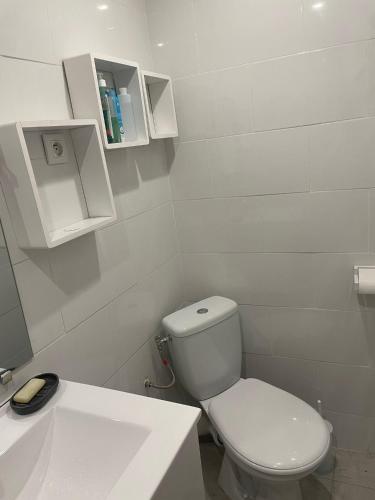 une salle de bain blanche avec des toilettes et un lavabo dans l'établissement Appartement 2 pièces à 5 mn de la plage N3, à Saint-Laurent-du-Var