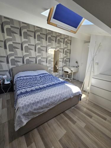 une chambre avec un lit et une télévision au mur dans l'établissement Appartement 2 pièces à 5 mn de la plage N3, à Saint-Laurent-du-Var