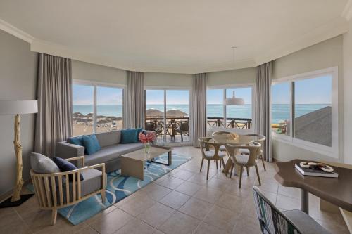 Ein Sitzbereich in der Unterkunft Fujairah Rotana Resort & Spa - Al Aqah Beach