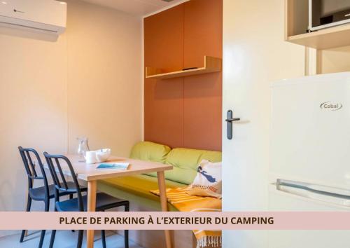 Телевизор и/или развлекательный центр в Camping 4 étoiles Les Fougères