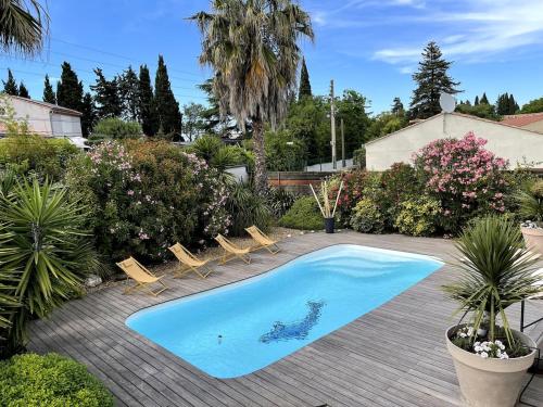 - une piscine dans une cour avec des chaises et des plantes dans l'établissement Casa Palma Rosa, piscine, soleil et farniente, à Gigean