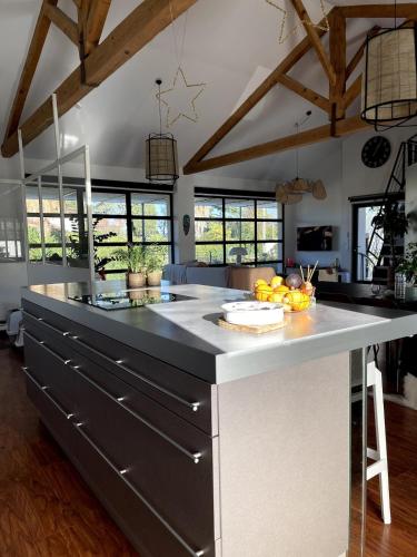 - une cuisine avec une grande île dans une chambre dans l'établissement Casa Palma Rosa, piscine, soleil et farniente, à Gigean