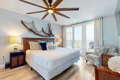 een slaapkamer met een bed en een plafondventilator bij Nautilus 2507 in Fort Walton Beach