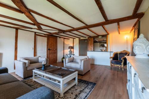 un salon avec un canapé et une table dans l'établissement La Maison de la Liberte, à Laferté-sur-Amance