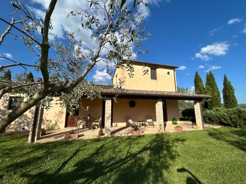 a house with a yard with a grassy yard sidx sidx sidx at Boutique Bio Agriturismo Casale San Cristoforo in Città di Castello