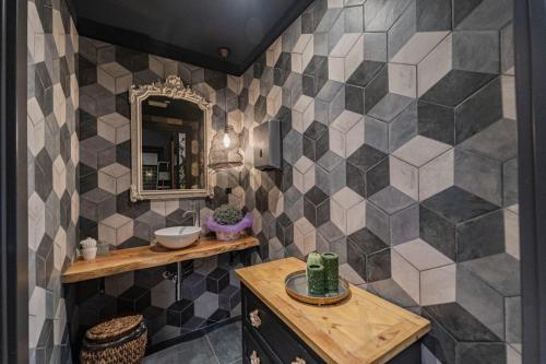 a bathroom with a sink and a mirror at Casa Per Bacco in Vallecrosia