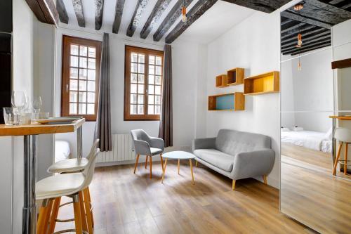 un salon avec un canapé et une table dans l'établissement Luminous flat in le marais, à Paris